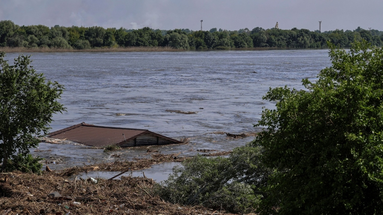 ยูเครนช็อก น้ำท่วมหนักจนพัดบ้านลอย เขื่อนคาคอฟกาแตก โดนระเบิดหลายลูก 