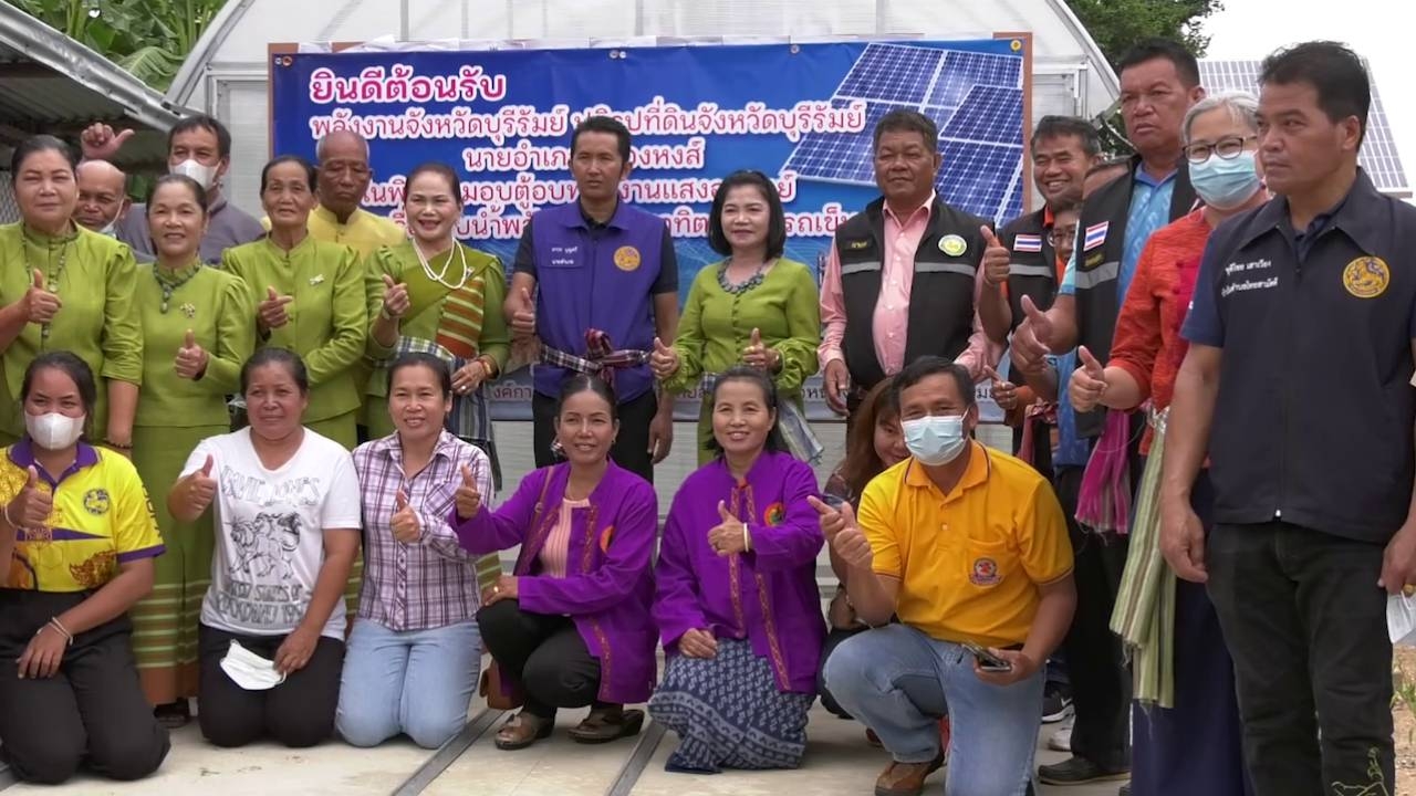 อบต.ไทยสามัคคีมอบชุดโซลาร์เซลล์ แก่เกษตรกรและกลุ่มทอผ้า เพื่อลดค่าพลังงาน