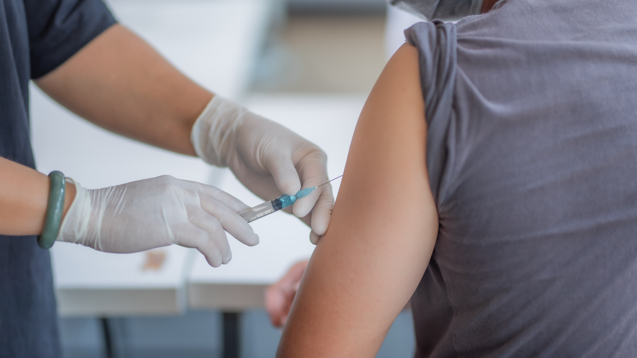 วัคซีนไข้หวัดใหญ่สำคัญอย่างไร ควรฉีดตอนไหน ป้องกันได้กี่ปี