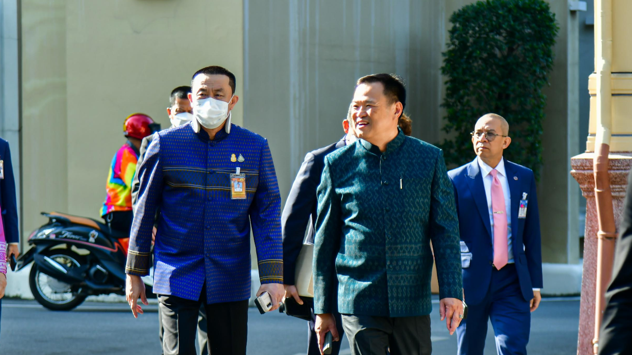 “อนุทิน” คุยนอกรอบ “บิ๊กตู่” หลังประชุมครม. ยัน ไม่มีการเมือง 