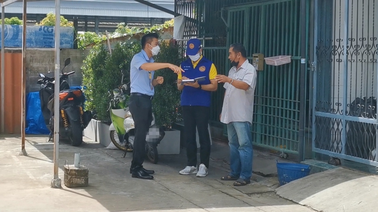 โวยเพื่อนบ้าน สร้างโรงจอดรถกลางถนน เทศบาลสั่งรื้อแล้ว