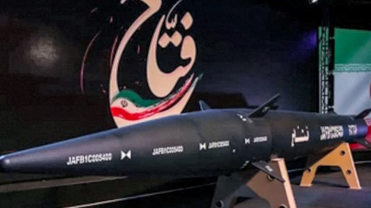 อิหร่านเผยโฉม "ฟัตตาห์" ขีปนาวุธเร็วเหนือเสียง ลั่นทะลวง "ไอรอนโดม" ได้