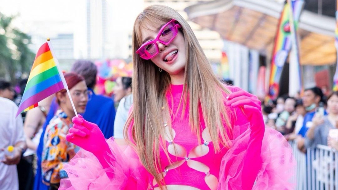 ขวัญใจ LGBTQ+ "เกรซ–กาญจน์เกล้า" ไปงานของกลุ่มคนหลากหลายทางเพศ จนเริ่มสับสนแล้ว