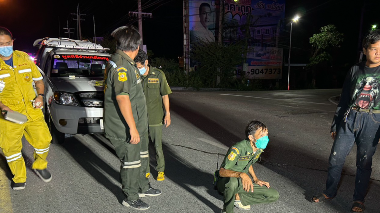 "มีคนเห็นเล่นมือถือ" หนุ่มควบ จยย.พุ่งชนราวสะพาน-เสาไฟฟ้า คอหักดับสนิท