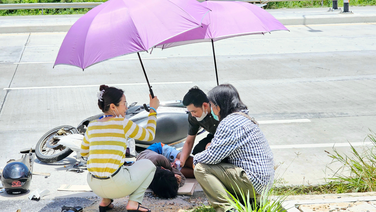 ชื่นชมพนักงานโฮมโปร รุมกางร่มกันแดด ช่วยเด็ก 14 รถชนนอนกลางถนน