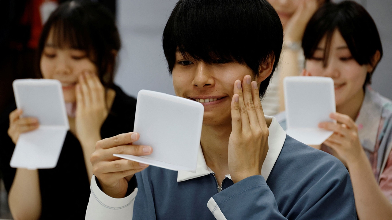 เข้าคลาสฝึกยิ้มกันใหม่