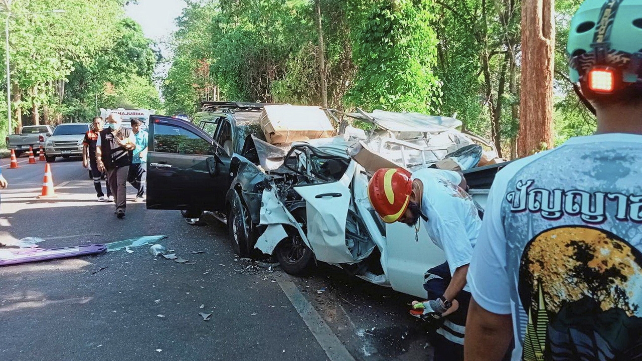 อุบัติเหตุรถชน 2 ราย สลด 5 ศพ รถทัวร์แหกโค้ง กระบะหลับในพุ่งข้ามเลนเสยปาเจโร่