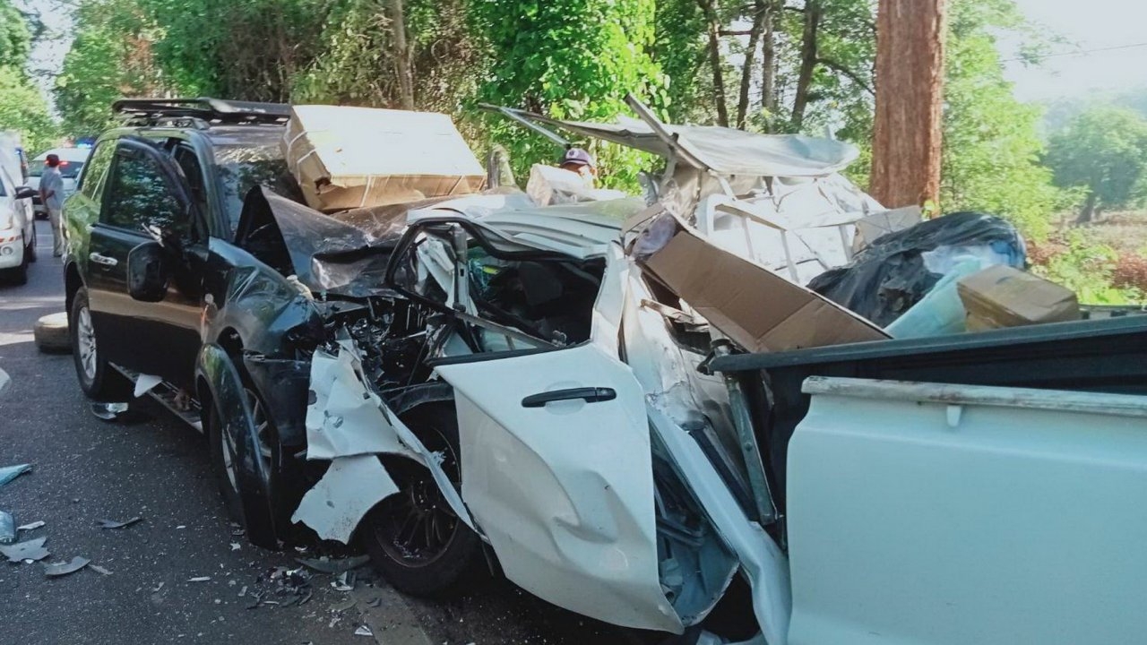 กระบะส่งพัสดุหลับในข้ามเลน ประสานงาปาเจโร่ผัวเมียนนครปฐมตายคาที่หมด 3 ศพ