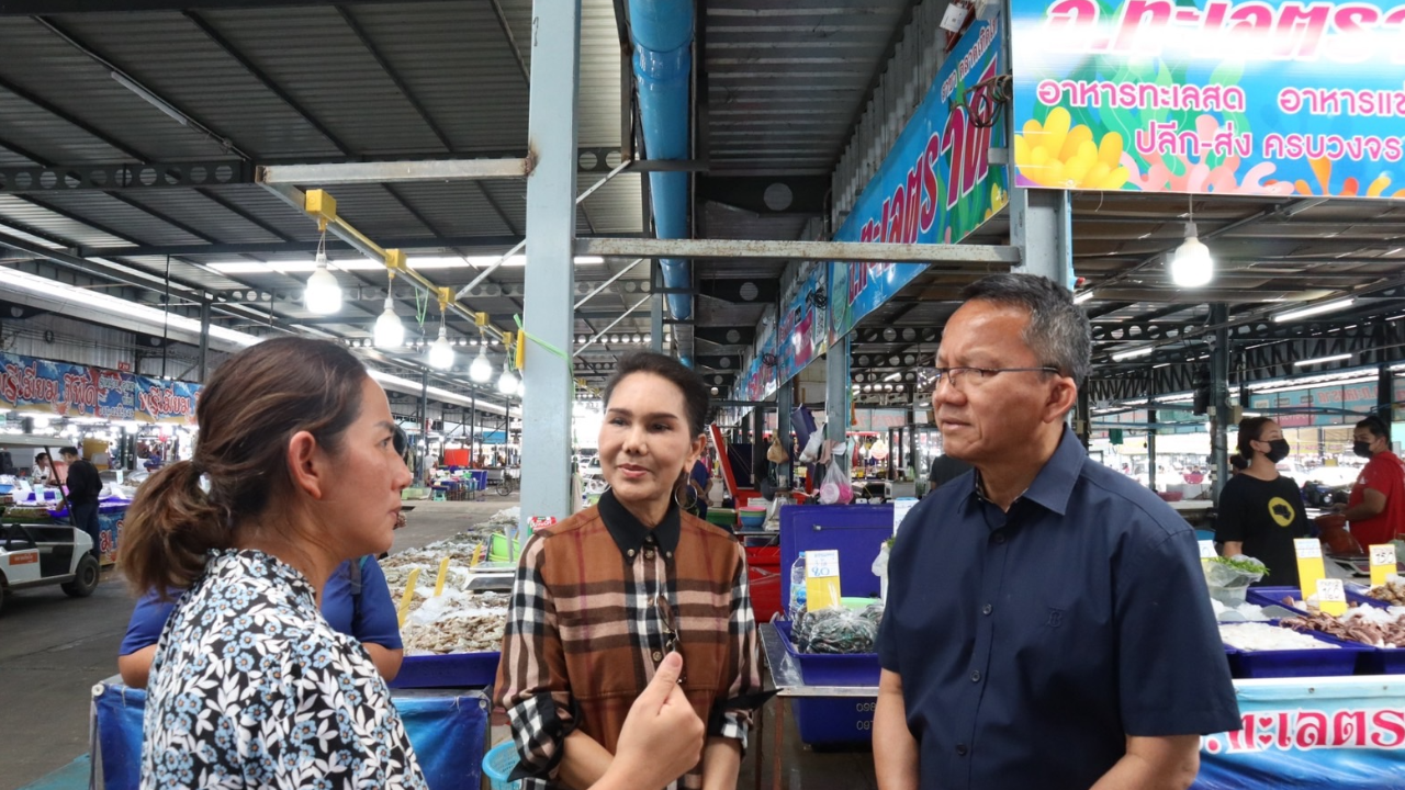 "สมศักดิ์" เดินตลาด พบขาดกำลังซื้อจนขาดทุน เตรียมชงแก้ปากท้องด่วน 