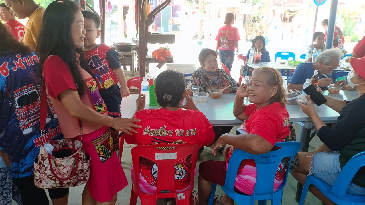 ฉลองถูกหวย 12 ล้านเลี้ยงก๋วยเตี๋ยว 600 ชาม จ้างลิเก "ศรราม" แสดง 3 คืน
