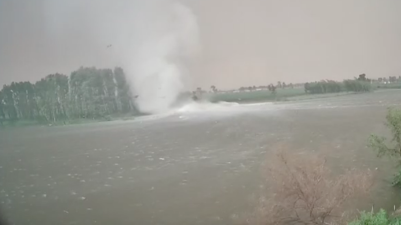 สุดระทึก จีนเจอทอร์นาโดถล่มอย่างน้อย 5 ลูก เสียหายเป็นวงกว้าง (คลิป)