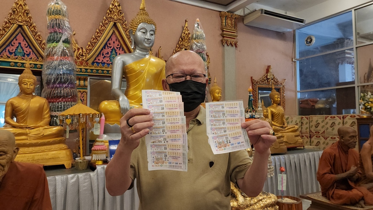 หนุ่มถูกลอตเตอรี่ 15 ใบ ได้โชคจากเลข 000 เชื่อเพราะลงอักขระหลังมือ 