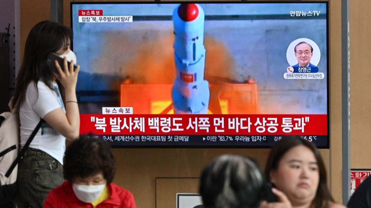 เกาหลีเหนือยิงจรวดปล่อยดาวเทียม แต่คาดว่าล้มเหลว อาจตกหรือระเบิดกลางอากาศ 