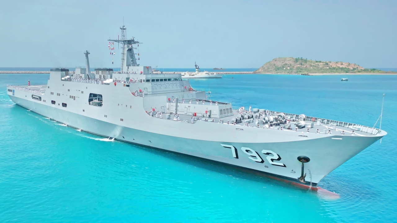 ผบ.ทร. รับ ร.ล.ช้าง เขี้ยวเล็บใหม่ เรือยกพลขึ้นบก เข้าประจำทัพเรือไทย 