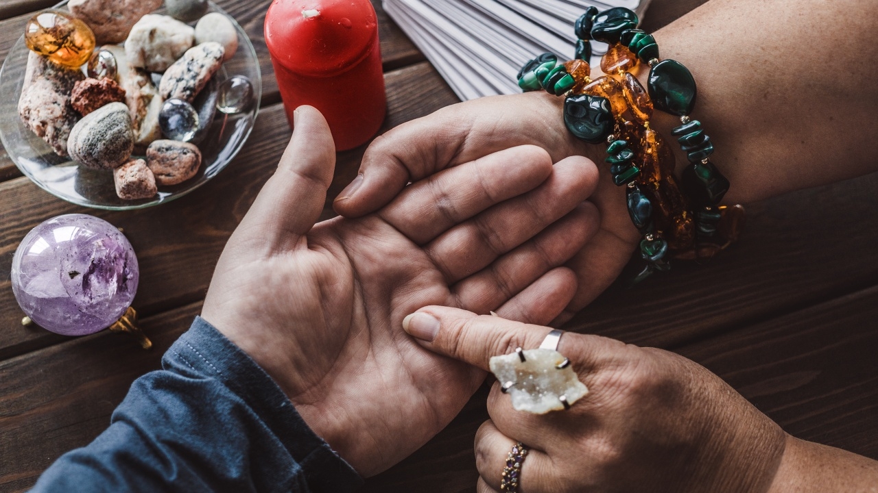 ชาวคริสต์ ดูดวงได้ไหม? พระคัมภีร์ระบุว่าอย่างไร เป็นบาปหรือไม่