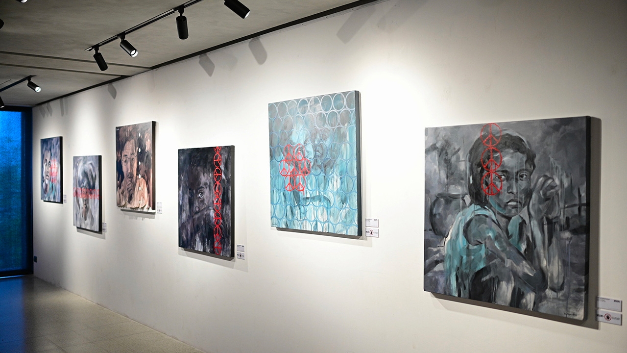 นิทรรศการถ่ายทอดเรื่องราวสงคราม รังสรรค์ผลงานโดย คิน ซอ แลต