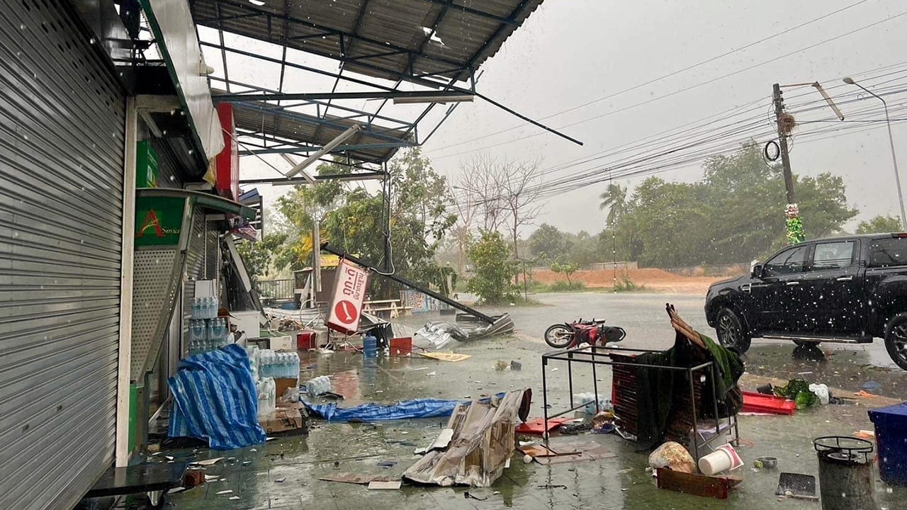 ฟ้าพิโรธผ่าโจ๋ 2 ศพ กาฬสินธุ์ผนังทับดญ.สลด พายุถล่มชลบุรี-แปดริ้วยับ (คลิป)