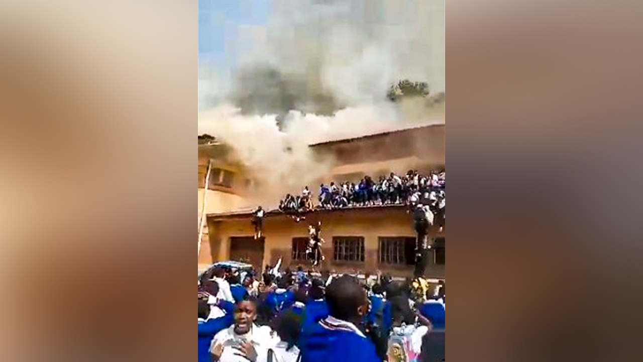 สุดระทึก ไฟไหม้ร.ร.มัธยมคองโก นร.กระโดดตึกหนีตาย บาดเจ็บนับร้อย (คลิป)