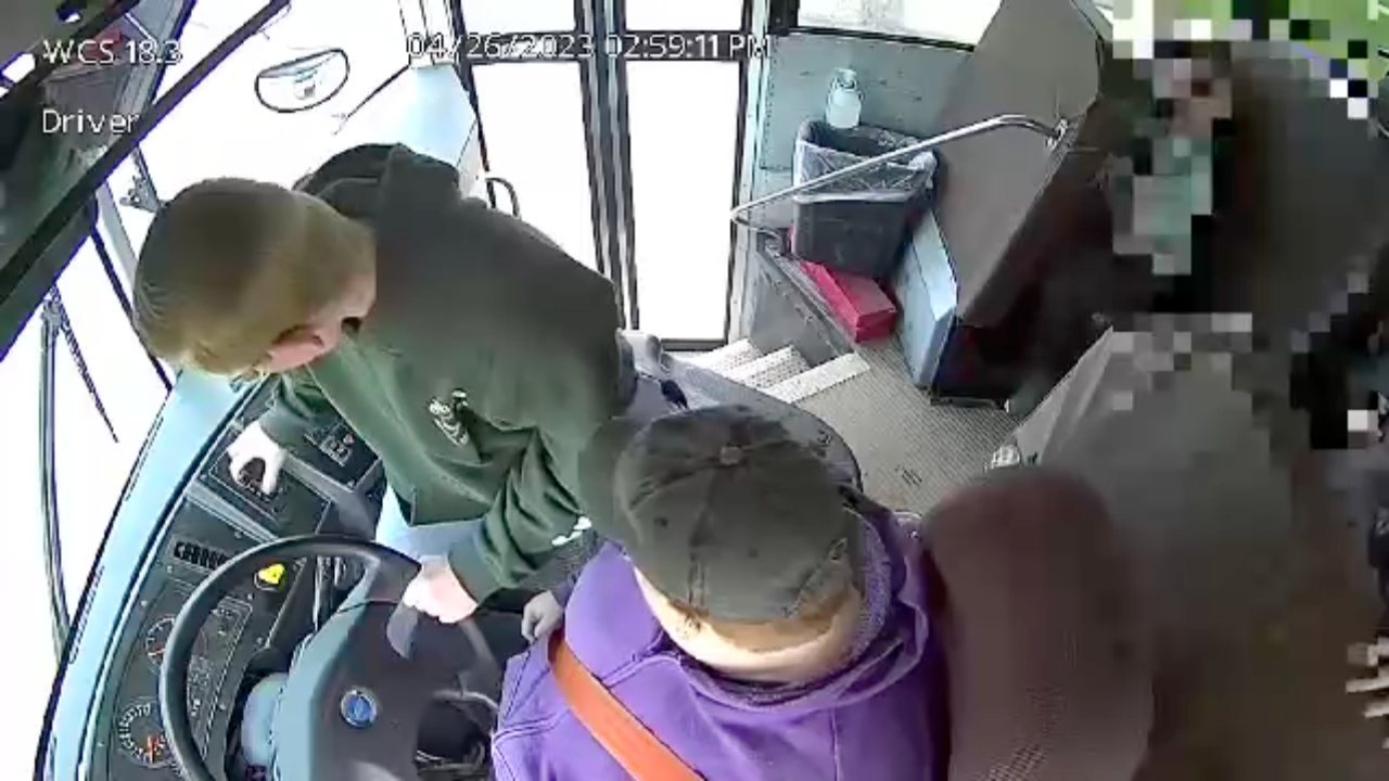 โซเชียลแห่ยกย่องเด็กอเมริกัน ช่วยหยุดรถรร. หลังคนขับหมดสติ (คลิป)