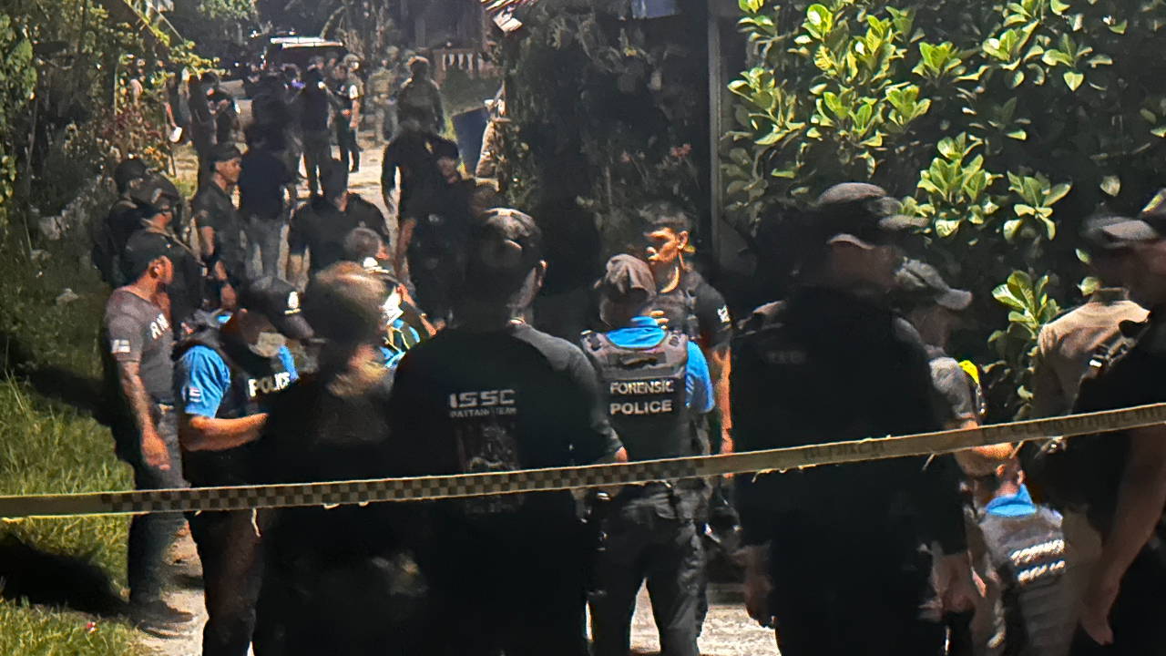 "ล้อมระทึก" รวบโจรใต้ลอบวางบึม เจรจาไม่สำเร็จ เหิมยิงสู้-ถูกวิสามัญดับ