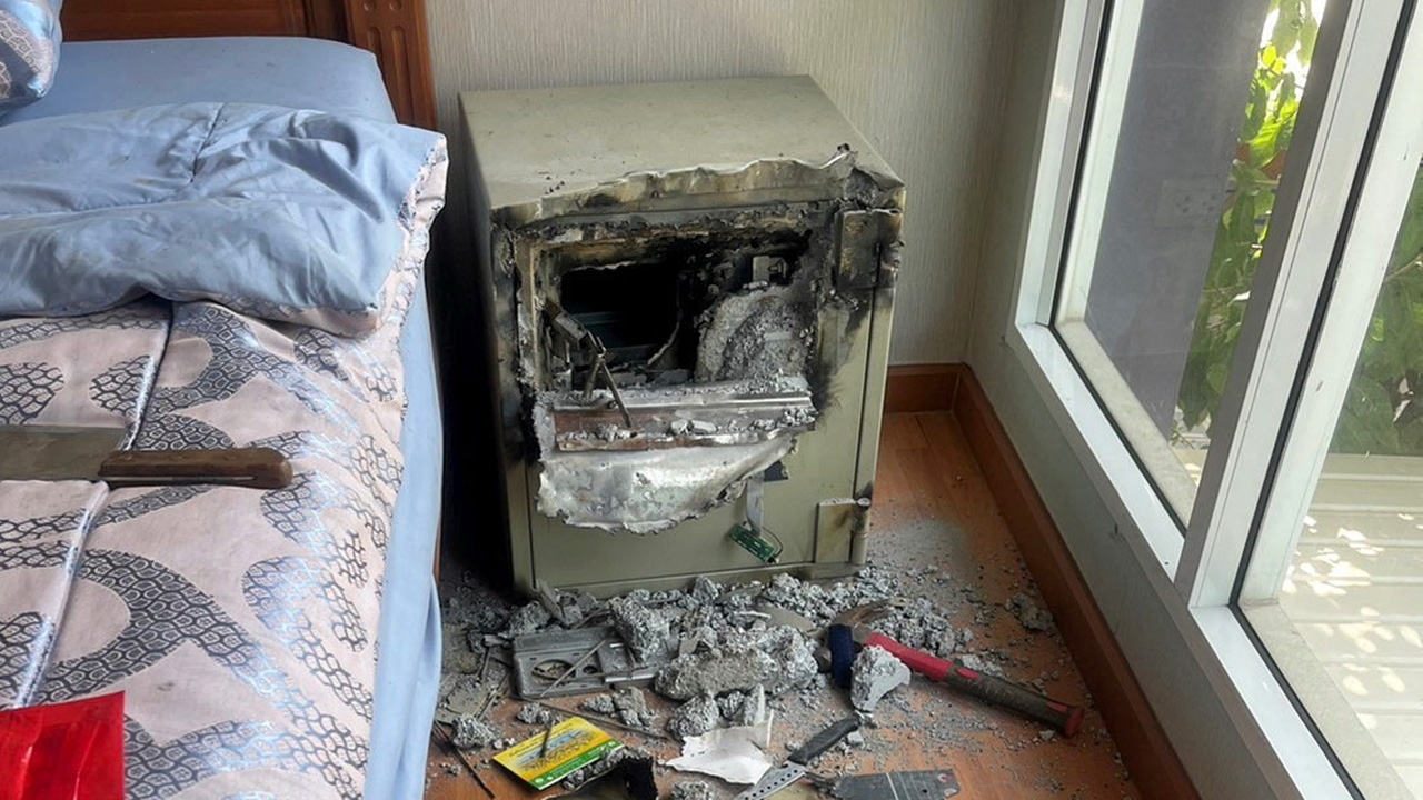 ล่าโจรเจาะเซฟ ย่องเข้าบ้านหรูตอนไม่มีคนอยู่ กวาดไปกว่า 2 ล้านบาท สงสัยมืออาชีพ