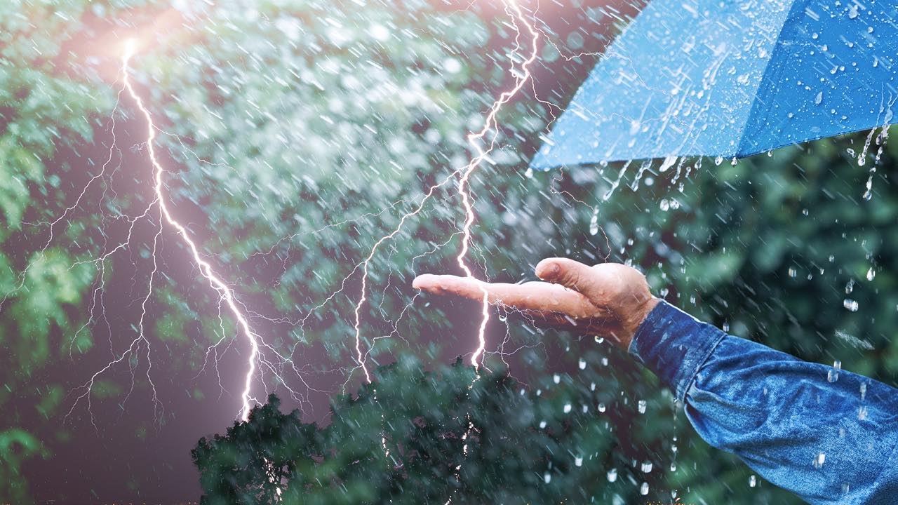 พายุฤดูร้อน หนักสุดรอบ 30 ปี ลมแรง ฟ้าผ่า ลูกเห็บกระหน่ำหลายพื้นที่      