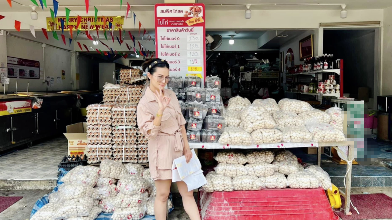 ร้านอาหารแช่เย็นเพชรบูรณ์ นำลูกชิ้นหมูกับน้ำจิ้ม แพ็กเป็นชุดของชำร่วยขายลูกค้า