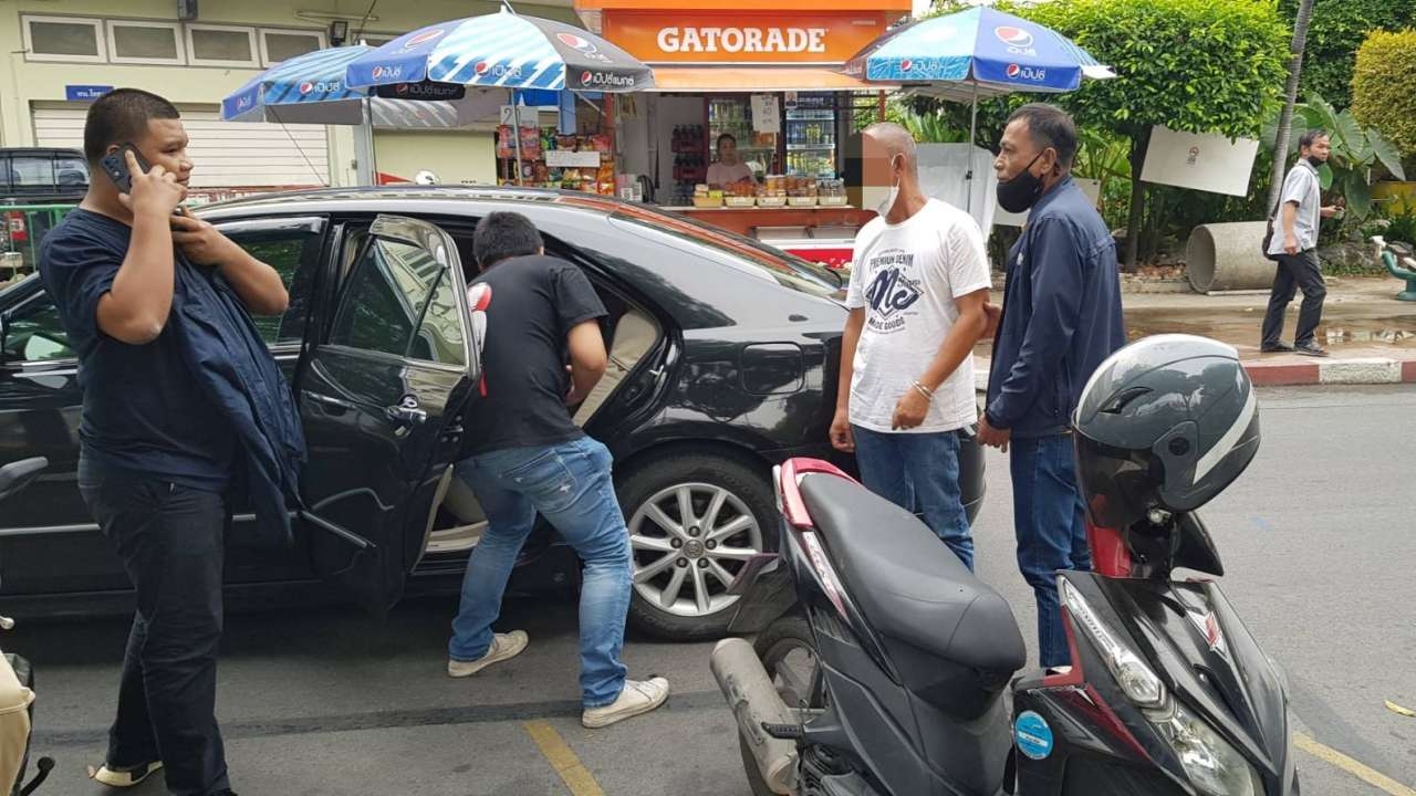 สืบนครบาล รวบแก๊งอ้างตำรวจ กอ.รมน. รีดเงินนักธุรกิจจีน 3.1 ล้านบาท