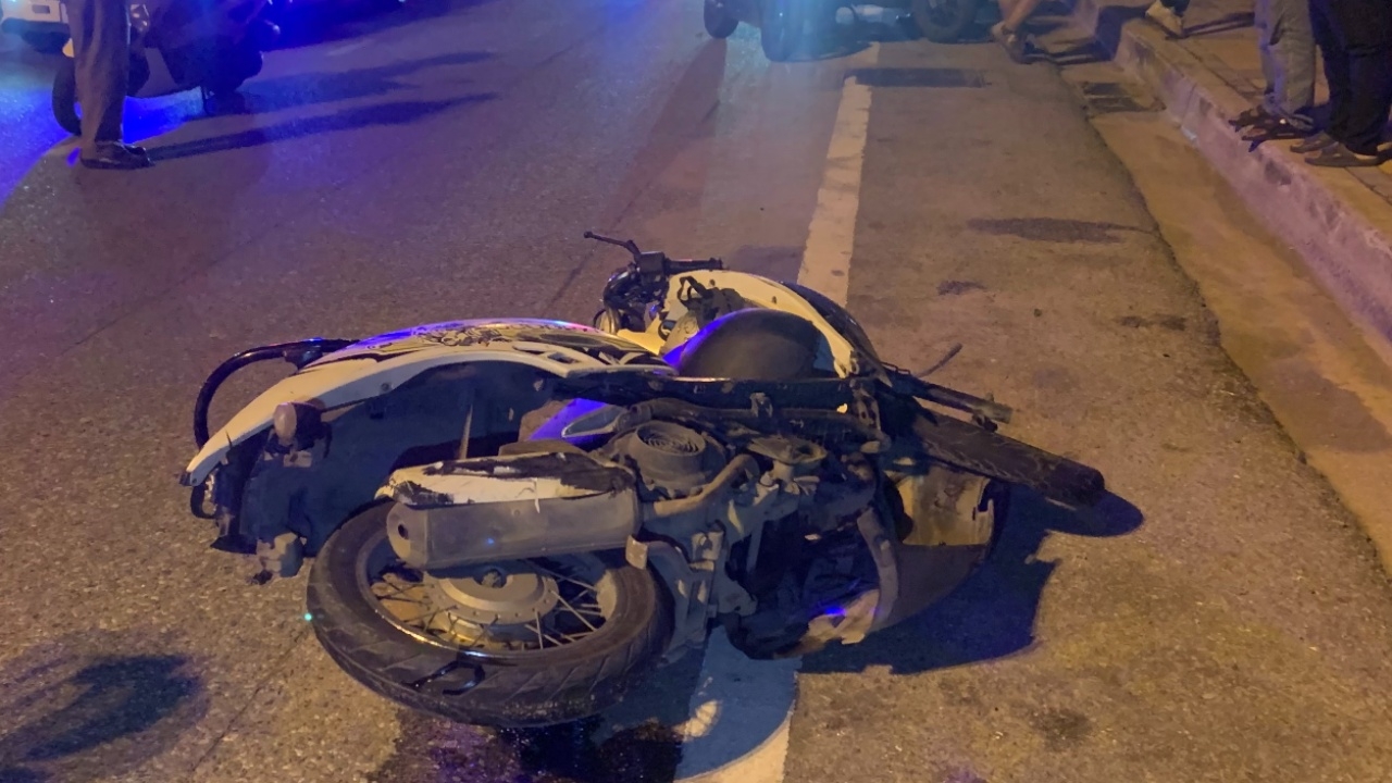 หนุ่มดวงกุด บิด จยย.ฝ่าไฟแดง-ตัดหน้ารถบัส ถูกชนสนั่นเป็นศพคาถนน