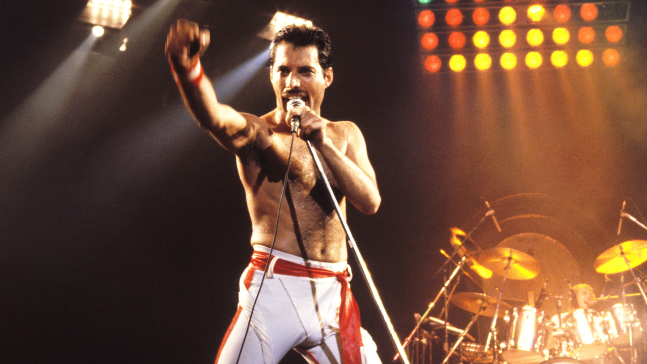 กางเกงขาสั้นของ "Freddie Mercury" ที่ใส่ในคอนเสิร์ต ปิดการประมูลเกือบ 8 แสนบาท