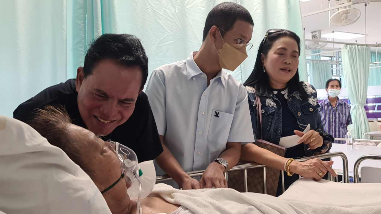 เสรี-หนึ่ง จักรวาล เข้าเยี่ยมครูชลธี ติดเชื้อแบคทีเรีย อาการยังวิกฤติ
