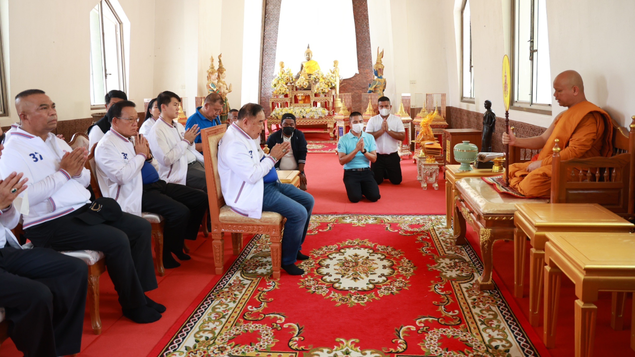 เลือกตั้ง 66 : "ลุงป้อม" นำ พปชร.ไหว้ "ย่าโม" พระให้พร ให้เป็นนายกฯ