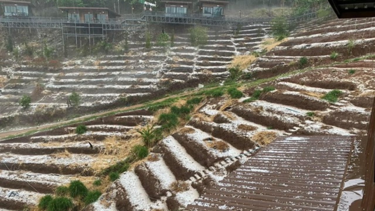 พายุลูกเห็บพัดถล่มดอยม่อนแจ่มจนเป็นสีขาวโพลนไปทั่วดอย ฝุ่นควันไฟป่าหายหมด