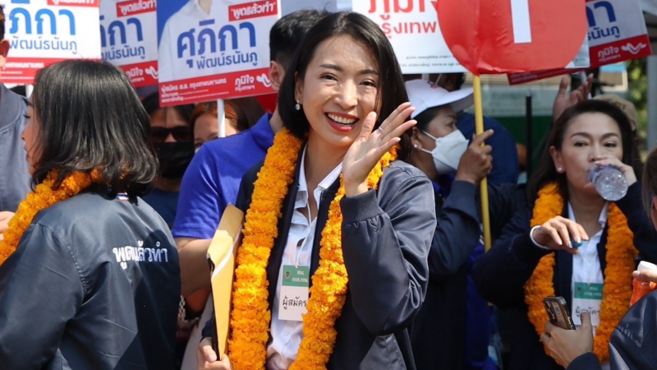 ชาวบ้านขอบคุณผู้สมัคร ส.ส.ภูมิใจไทย ช่วยผู้ประสบเพลิงไหม้ปุณณวิถี 48