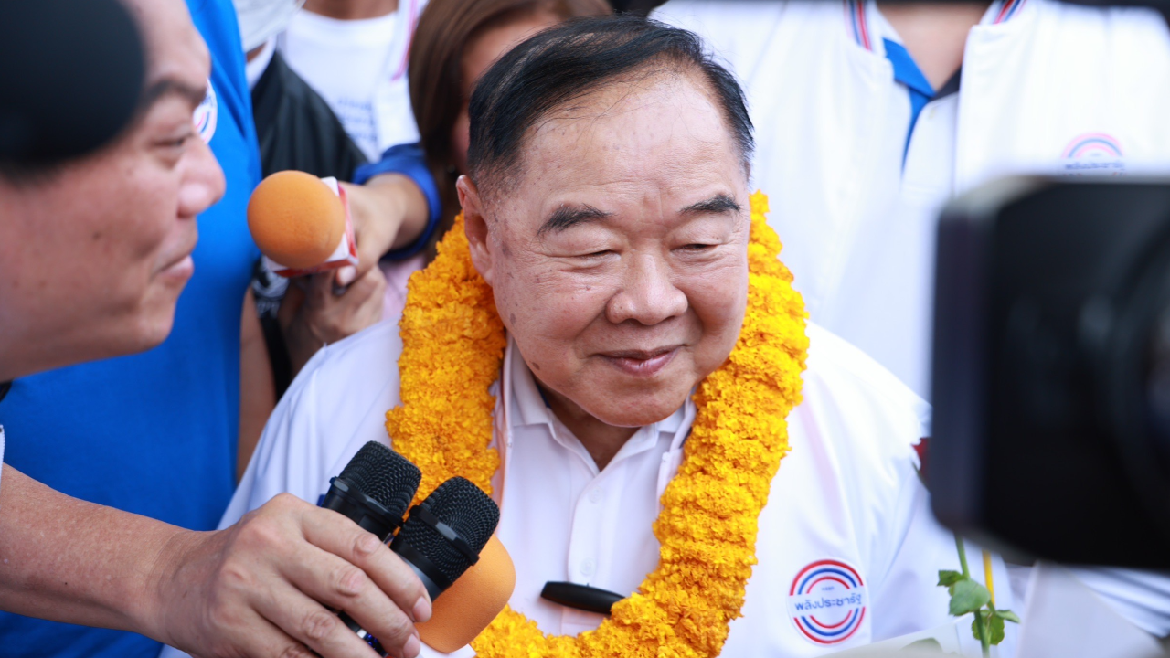 เลือกตั้ง 2566 : "ลุงป้อม" ลงโบกี้ "ปากช่อง" ทักแฟนคลับ โชว์ผลงานแก้แล้ง