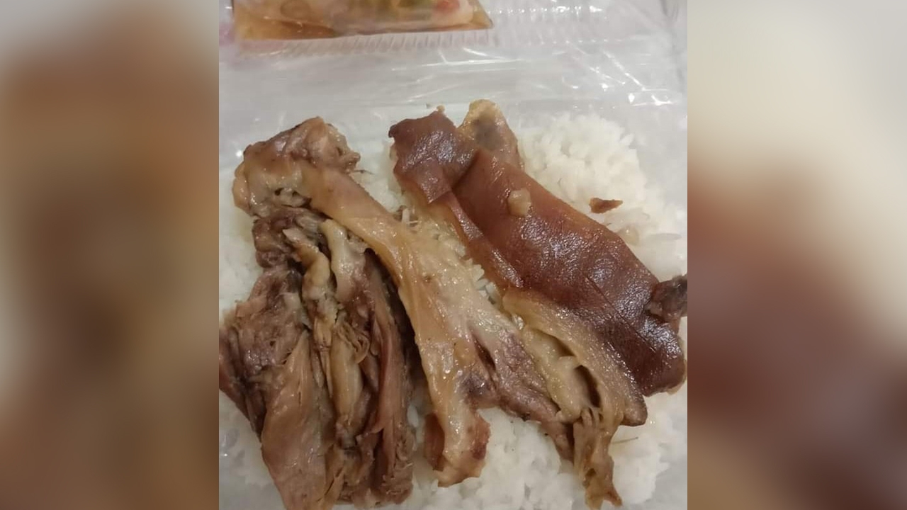 สาวสุดงง สั่งข้าวขาหมู แต่ร้านให้น้ำจิ้มเป็น "พริกน้ำปลา" บอกเขากินกันแบบนี้