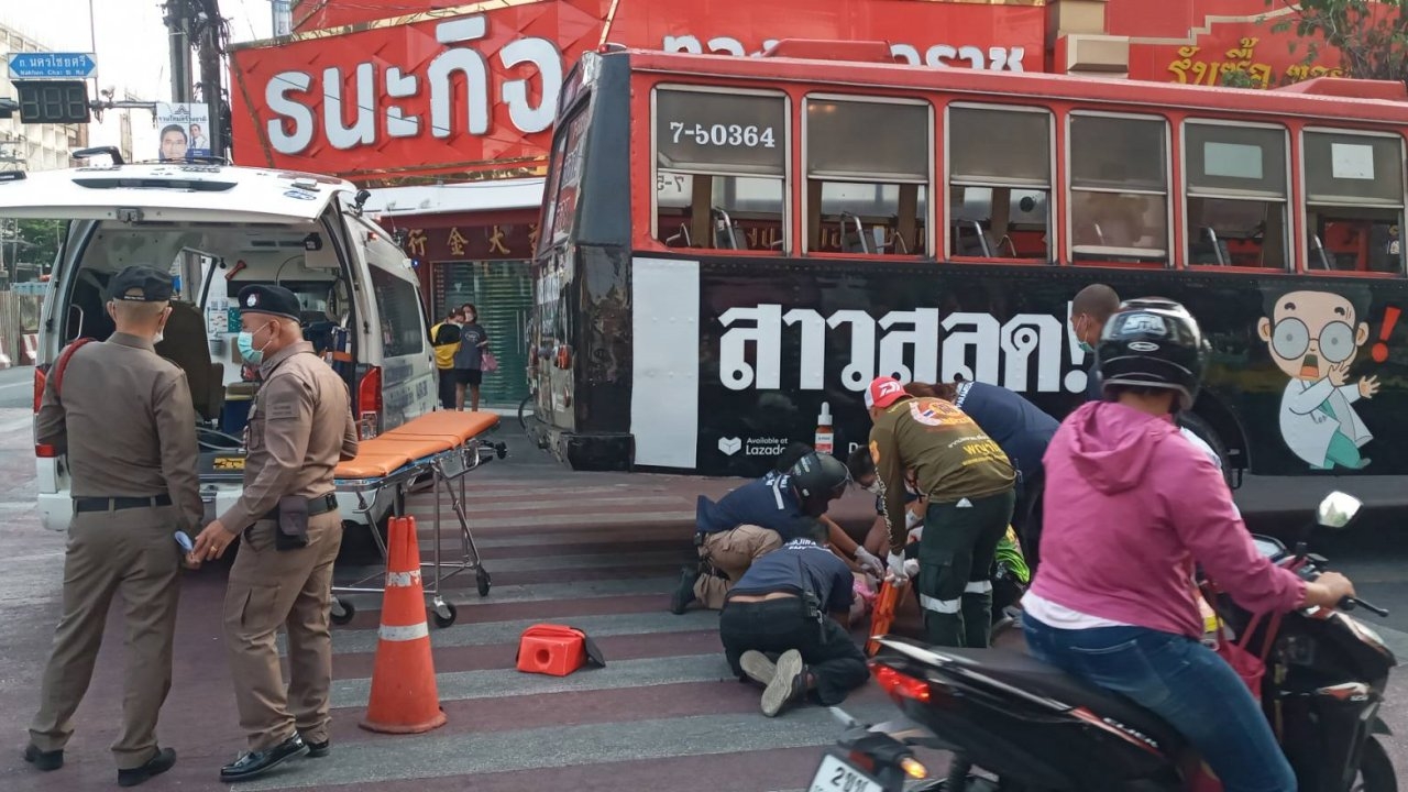 รถเมล์ทับยายวัย 83 ที่มาซื้อข้าวให้หลาน ขณะข้ามทางม้าลายแยกศรีย่านเจ็บสาหัส 