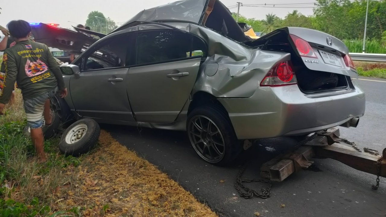 ชาวนนท์มางานแต่งที่ อ.เดชอุดม เก๋งเสียหลักชนต้นไม้ที่ศรีสะเกษ ตาย 3 เจ็บ 1