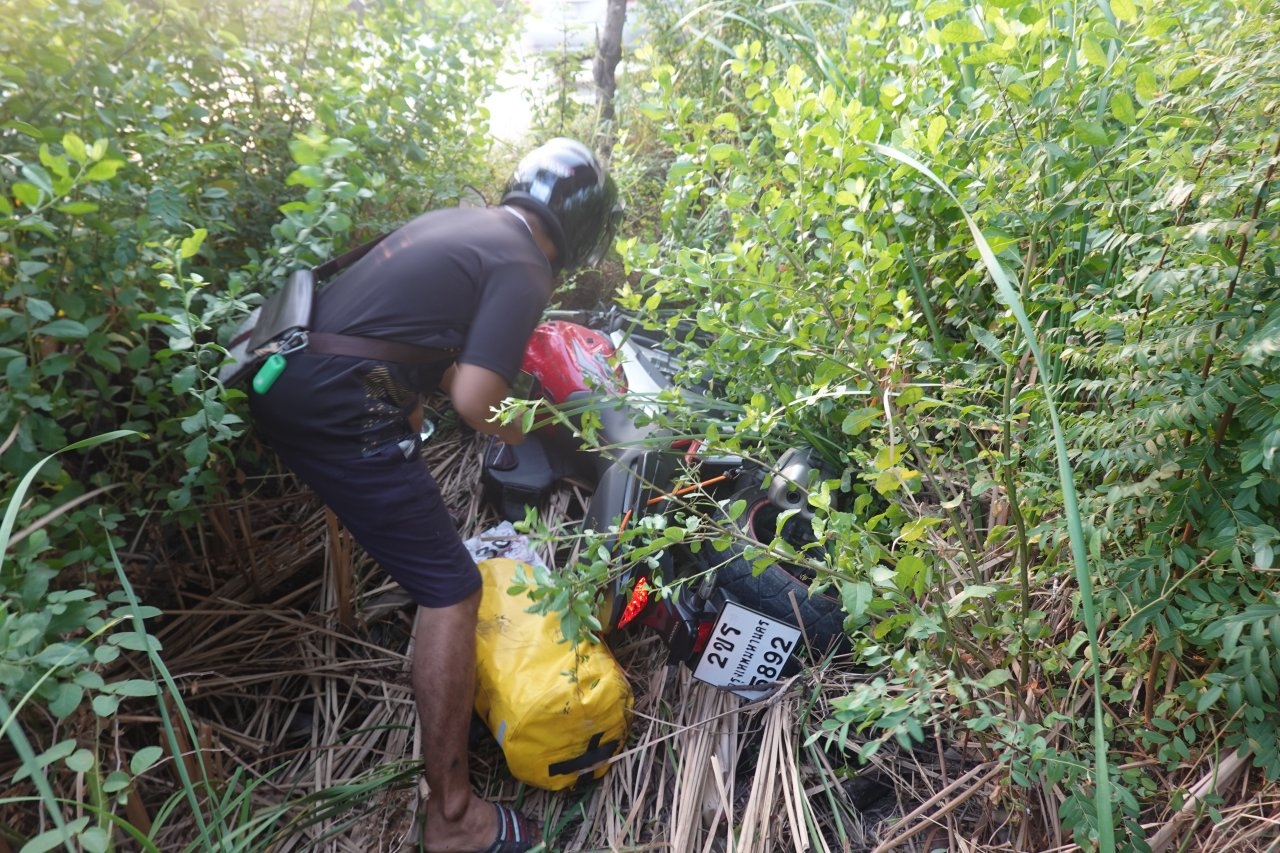 หนุ่มบิ๊กไบค์ขี่เหินคอสะพาน ชนแบริเออร์เกาะกลางถนนเทพรัตนตายหลังนำส่ง รพ.