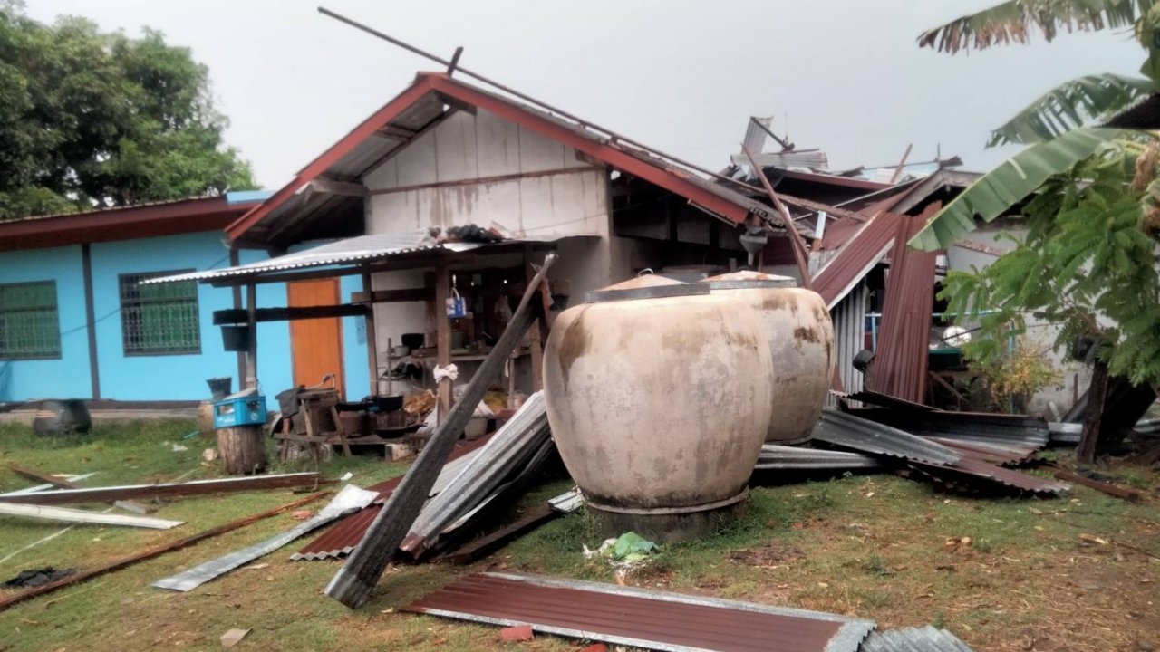 พายุฤดูร้อนถล่ม อ.ขุขันธ์ บ้านเรือนพัง ไฟดับกว่า 5 ชม. จนท.เร่งสำรวจความเสียหาย