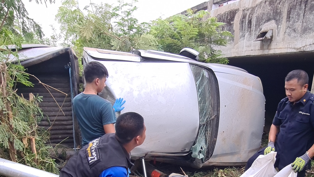 หนุ่มใหญ่หลับใน ควบกระบะพุ่งชนราวกั้นตกสะพาน เจ็บ 1 ตาย 1 ศพ