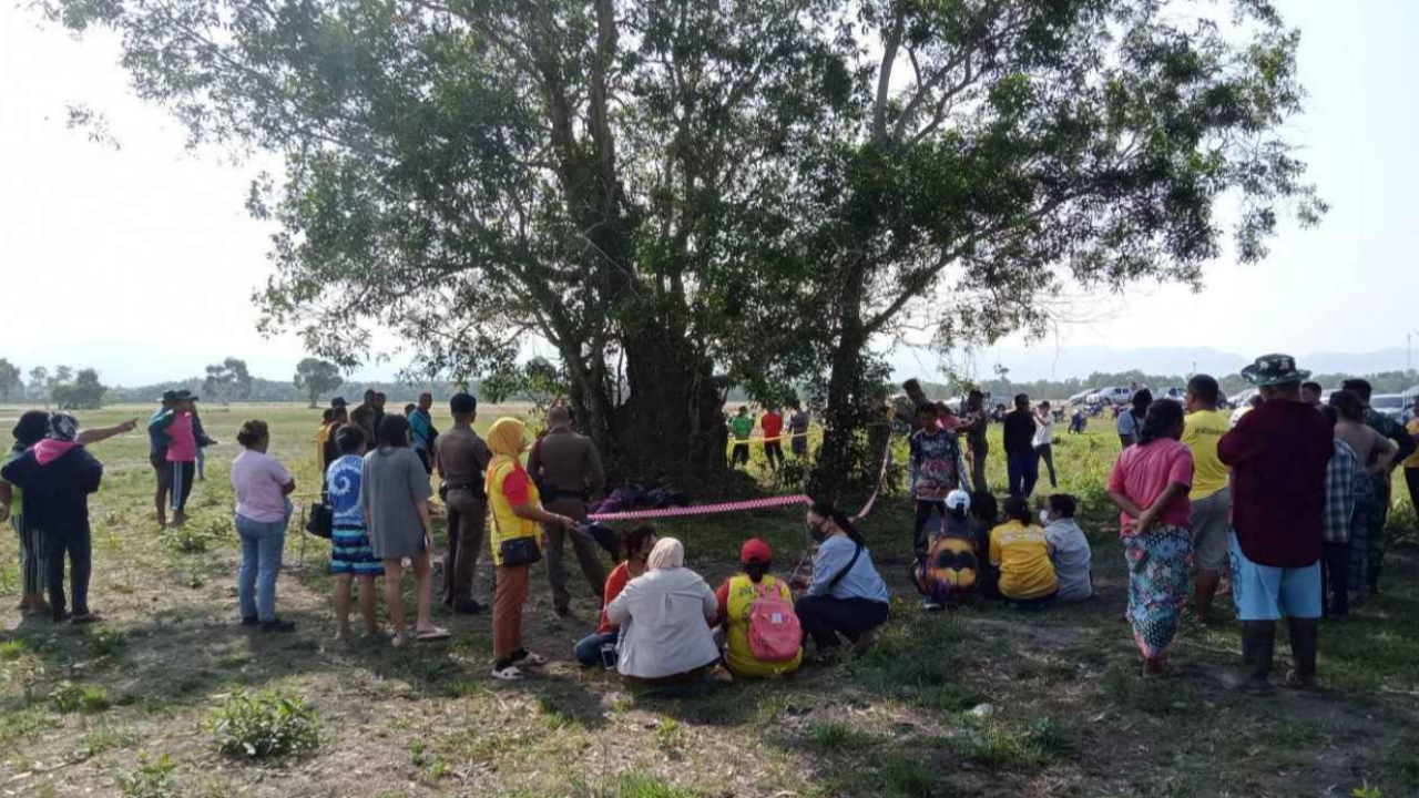 สลด เด็กผู้ชายชวนกันไปเล่นว่าว หลบฝนใต้ต้นเสม็ดฟ้าผ่าดับ 2 ศพ