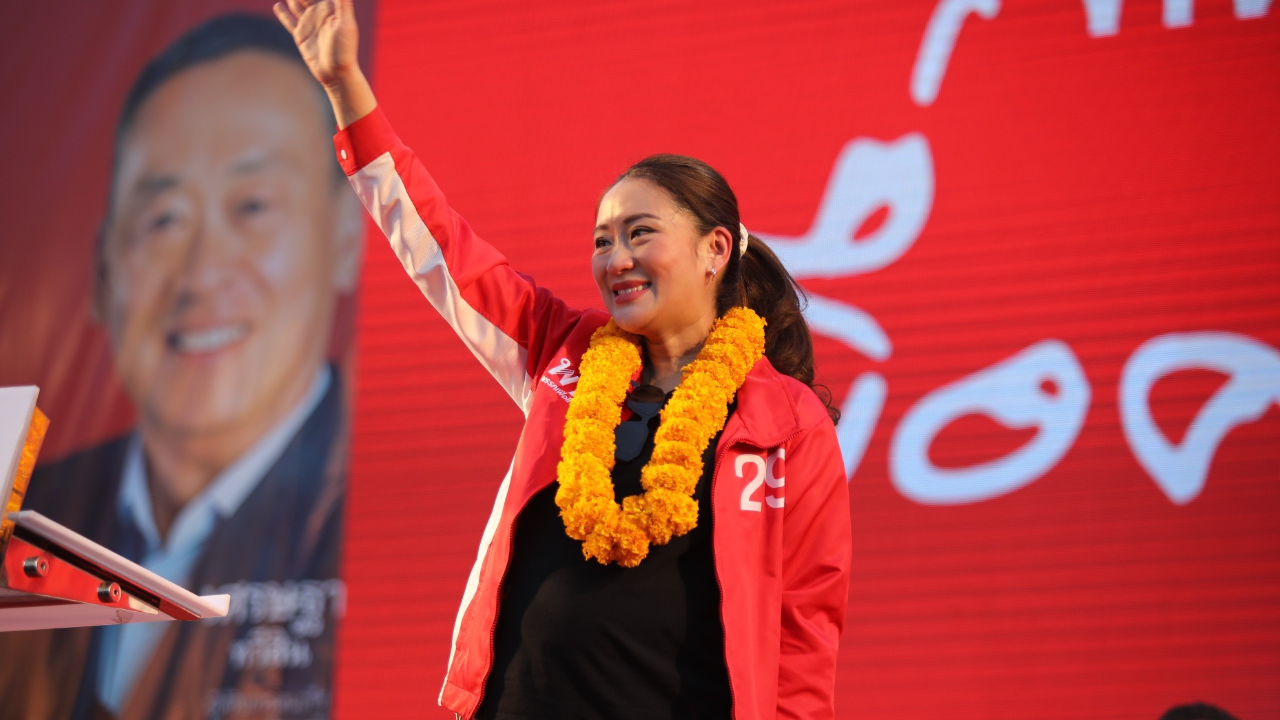 เลือกตั้ง 66 : “แพทองธาร” อุ้มท้อง 9 เดือน ปราศรัยก่อนลาคลอด “เศรษฐา” ลั่นเพื่อไทยพร้อมปราบยา