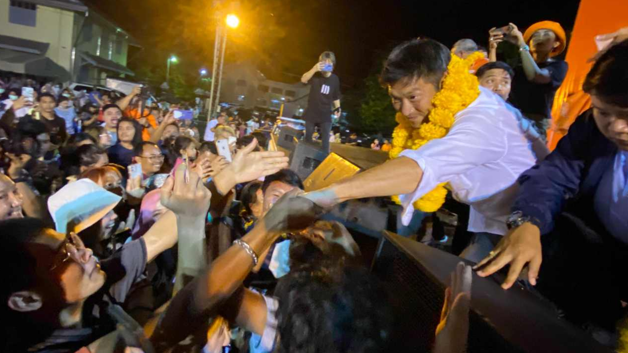 เลือกตั้ง 66 : ธนาธร ตื้นตันคนกระบี่แห่ต้อนรับ แจงถูกใส่ร้ายยกเลิกบำนาญขรก.