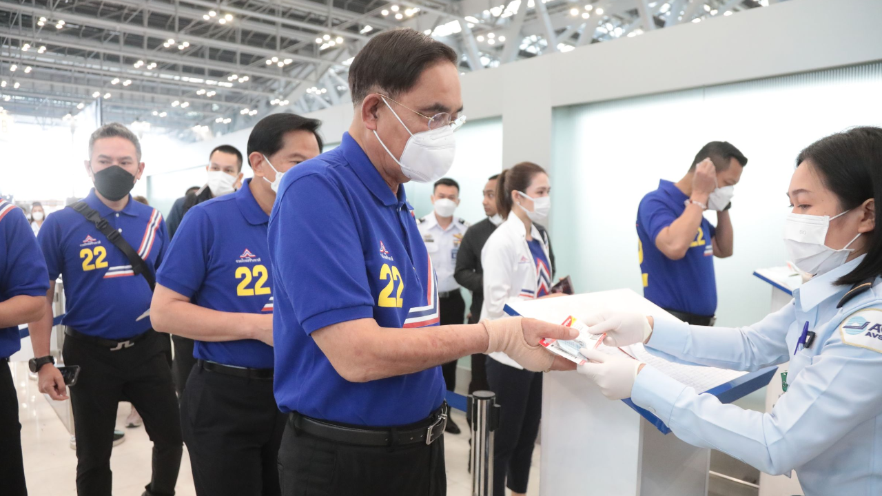 เลือกตั้ง 66 "บิ๊กตู่" บินอุดรฯ ลุยปราศรัย ปล่อยเพลงลุงตู่อยู่ไสเวอร์ชันอีสาน