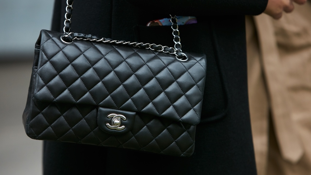 10 กระเป๋าสะพายข้างผู้หญิง 2023 แบรนด์ไหนกำลังฮิต