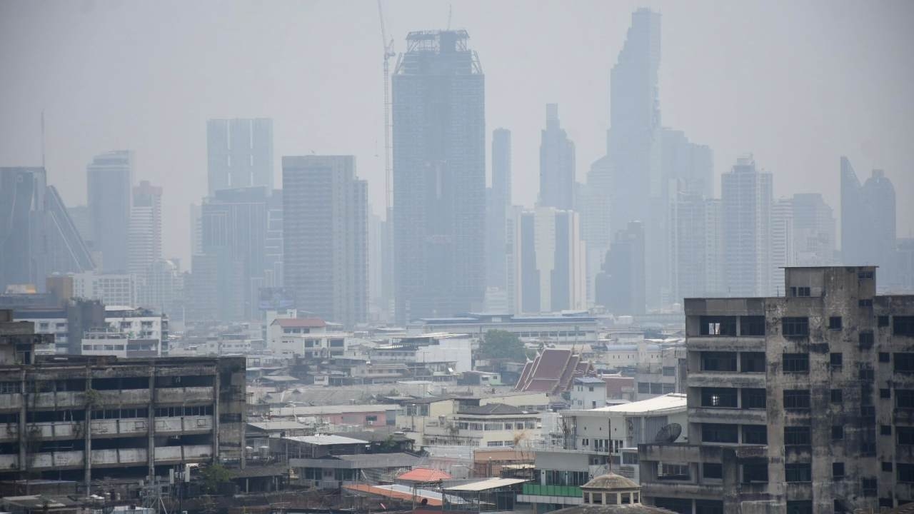 ช่วงเช้าค่าฝุ่น PM 2.5 อยู่ในระดับสีส้ม 35 พื้นที่ เริ่มมีผลกระทบต่อสุขภาพ