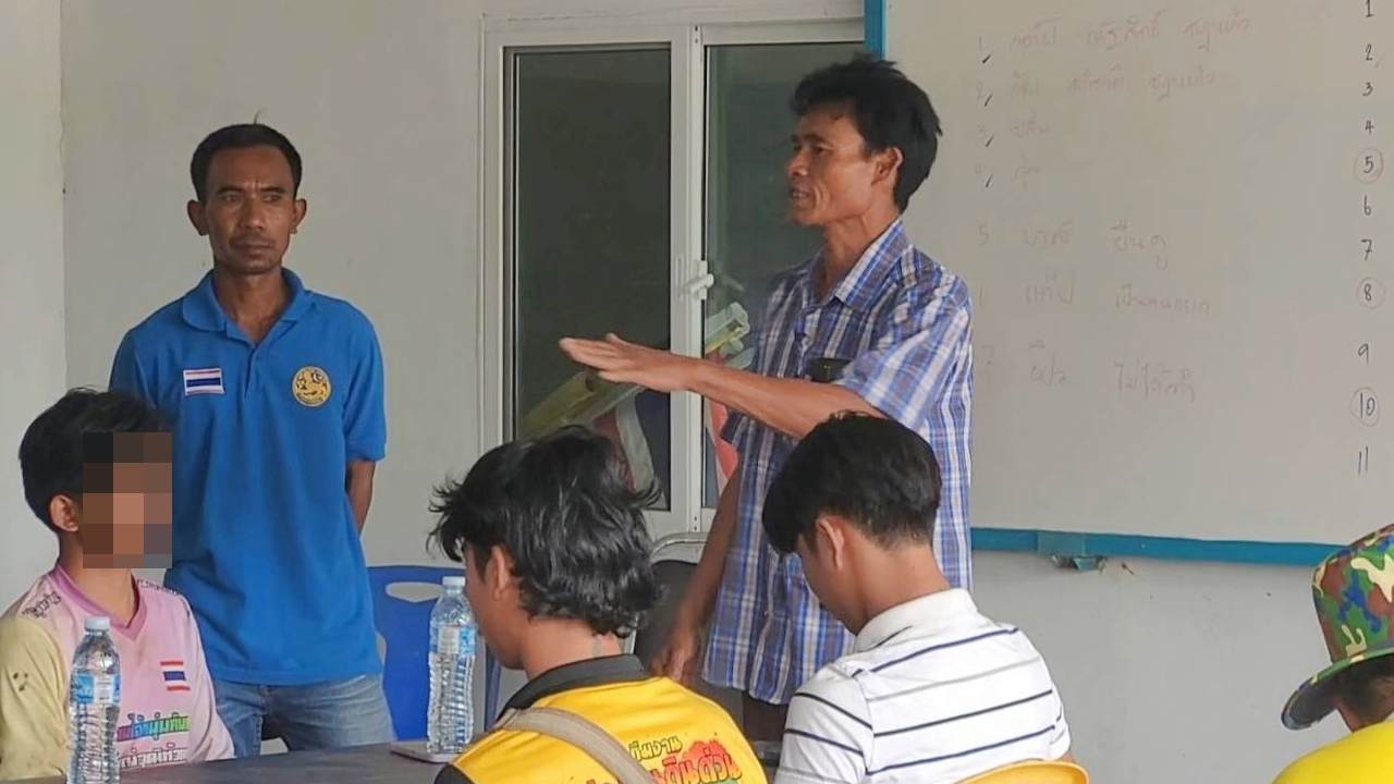 ผู้ใหญ่บ้าน พา 2 กลุ่มวัยรุ่น ตีกันกลางงานรถแห่ จับมือยุติความขัดแย้ง