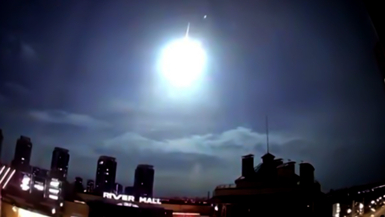 ระทึก แสงปริศนาสว่างจ้าเหนือเคียฟ นาซาปัดไม่ใช่ดาวเทียมตก (คลิป)