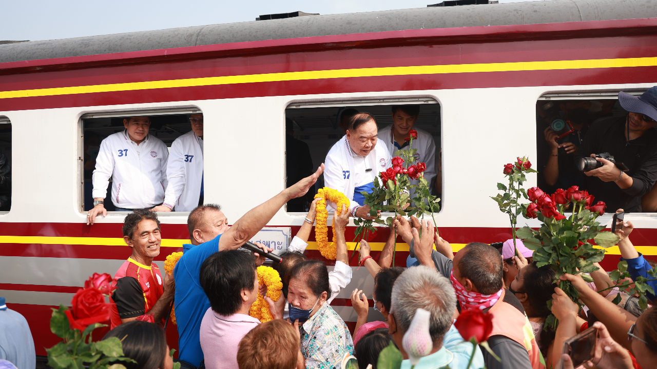 มวลชนอยุธยา ตะโกนให้เป็นนายกฯ "ลุงป้อม" ตอบ "อยากให้เป็นก็เลือกสิครับ"